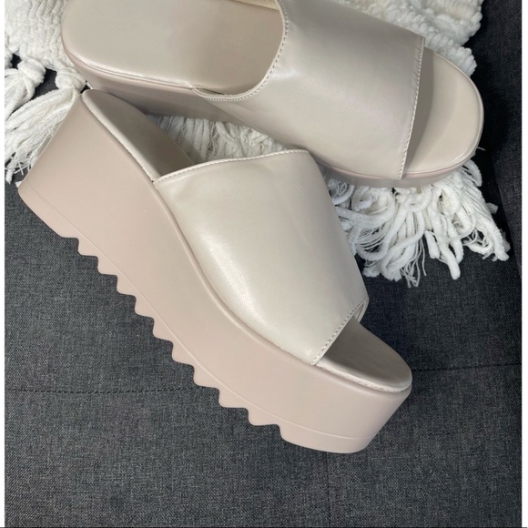 Ivory Chunky Flatform Wide Band Vamp Mule Sandals - Picture 3 of 12